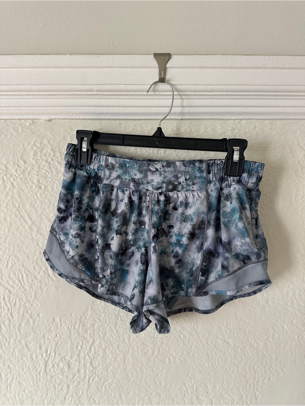 lululemon Hottie Hot Low Rise 2.5” Shorts Size 8